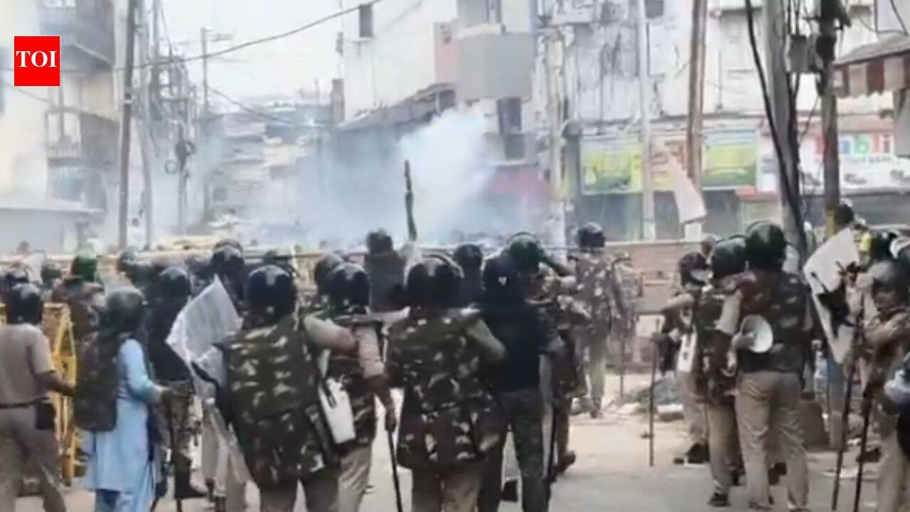 Ujjain Mosque Demolition: Tensions flare in Ujjain after group clashes with police over portion of Shahi mosque demolition | Indore News