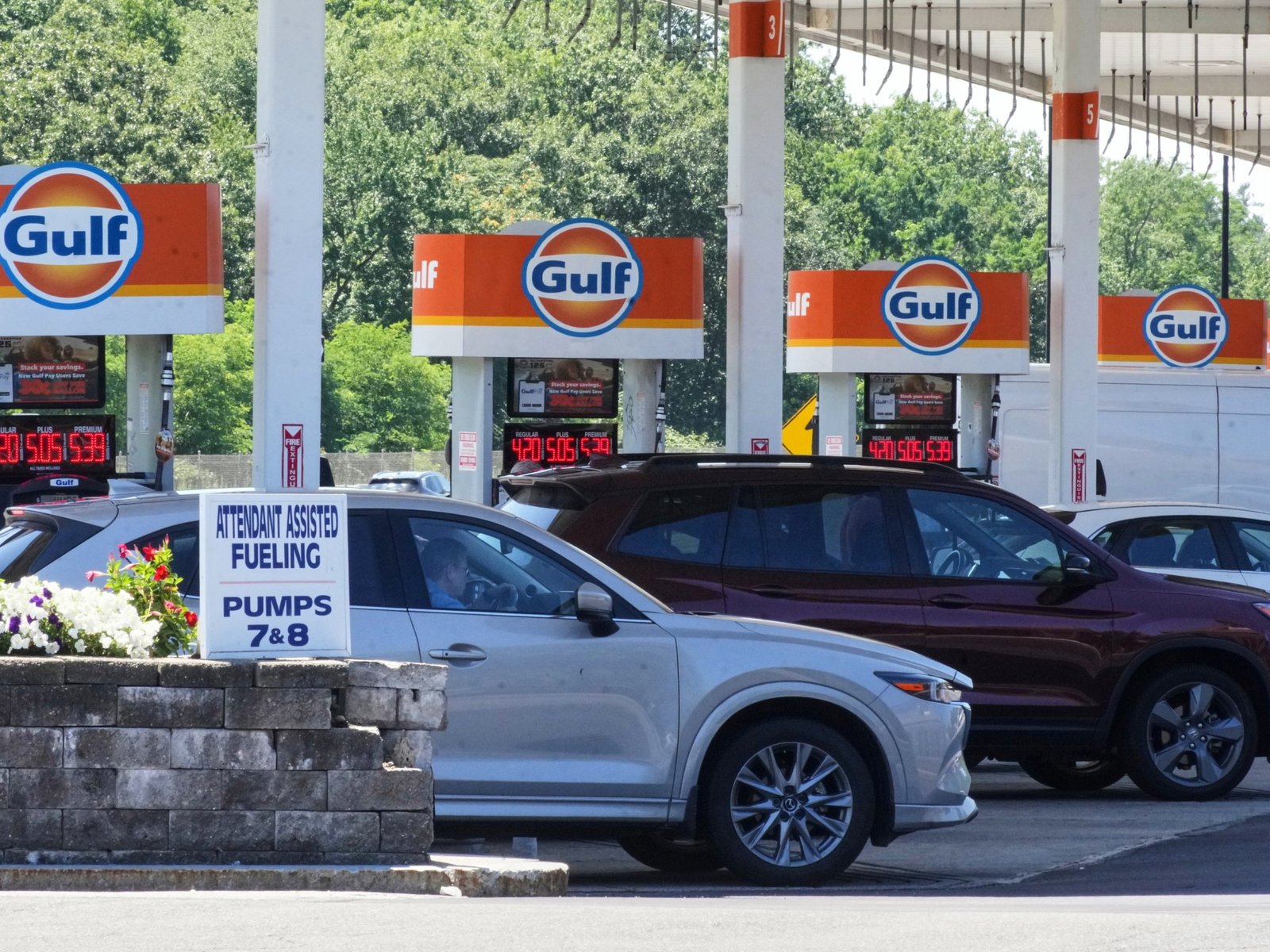 Oil soars to $109, pushing up chances of US interest rate increase | Business and Economy News