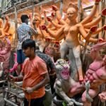 कुमारटुली में मूर्तिकार मिट्टी की कमी, अधिक लागत, घुसपैठ करने वाले सामग्री निर्माताओं पर दुख व्यक्त करते हैं