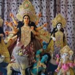 कोलकाता में दुर्गा पूजा: वह परिवार जो देवी को पाँच प्रकार की मछलियाँ चढ़ाता है