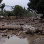 भूटान में हिमानी झील के विस्फोट से आई बाढ़ से सड़कें क्षतिग्रस्त हो गईं, पुल बह गया