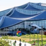 Google-पैरेंट स्टॉक में इस डर से गिरावट आई है कि यह AI-संचालित प्रतिद्वंद्वियों के लिए खोज बाजार हिस्सेदारी खो सकता है