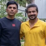 आनंद पंडित और पुष्कर जोग ने हिंदी कॉमेडी घंटी के लिए टीम बनाई, फिल्म की यूके शूटिंग पूरी हुई: बॉलीवुड समाचार