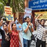 मुंबई यूनिवर्सिटी में छात्रों ने एसआईआर के खिलाफ प्रदर्शन किया, सीईसी ज्ञानेश कुमार की गिरफ्तारी की मांग की