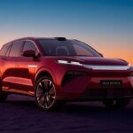BYD ने 405-मील रेंज और 9 मिनट की फ्लैश चार्जिंग के साथ ATTO 8 सात-सीट EV का अनावरण किया