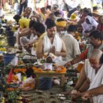 पितृ पक्ष में श्राद्ध-तर्पण के बाद जरूर करें पितरों की आरती, यहां पढ़िए संपूर्ण पितृ आरती