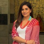 अभिनेत्री सोनाली कुलकर्णी का कहना है कि आज के समाज में अत्यधिक प्रशंसा या अत्यधिक आलोचना का चलन है बॉलीवुड नेवस